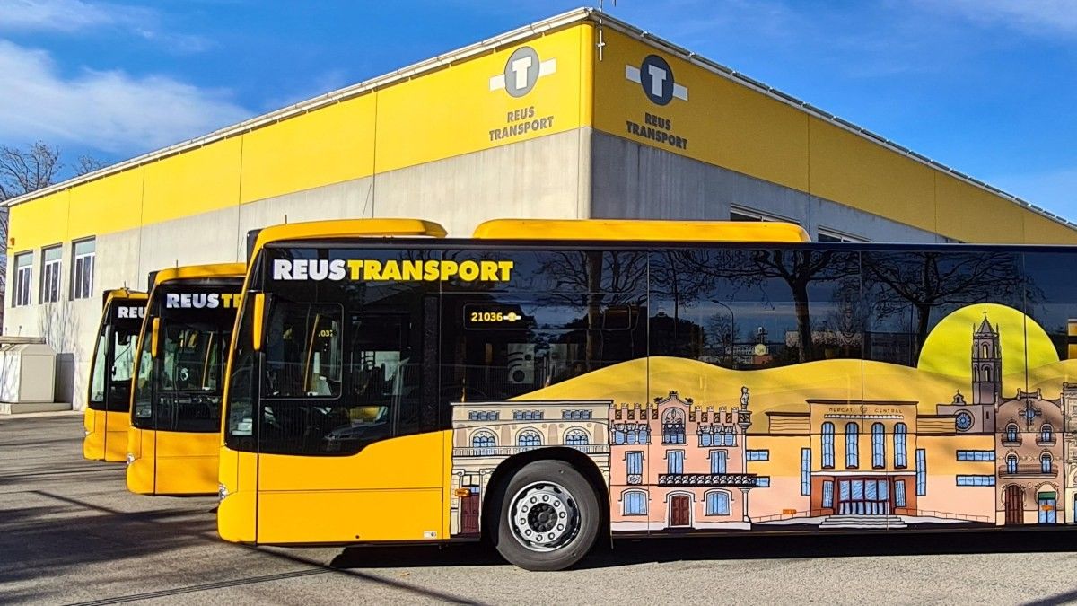 Imatge d'arxiu de tres autobusos de Reus Transport.