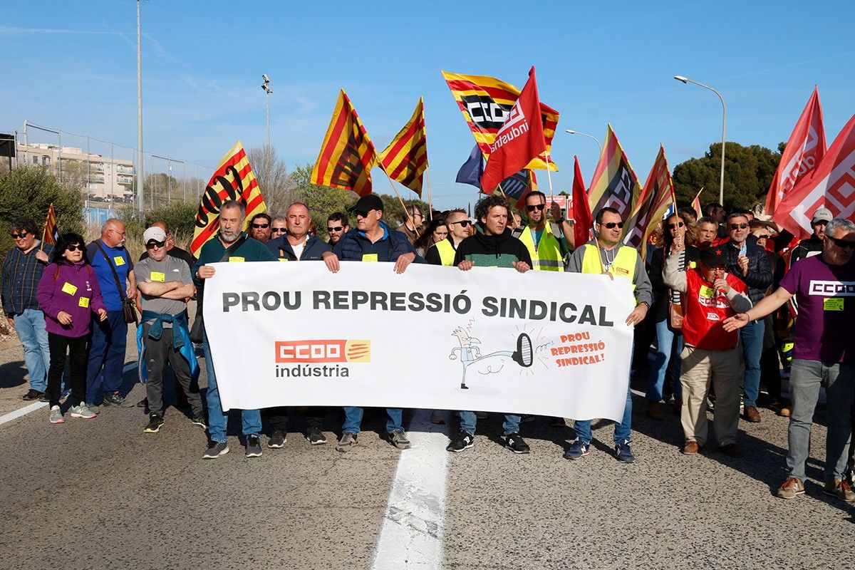 Els treballadors d'IQOXE es van manifestar la passada setmana a la carretera N-340.