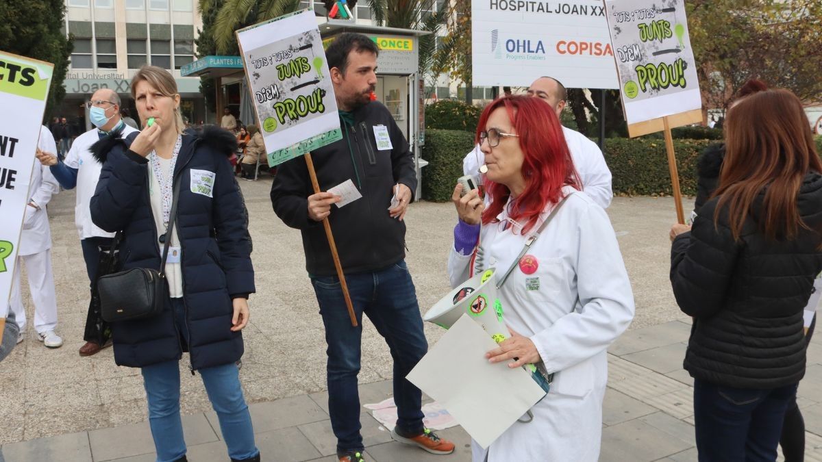 El col·lectiu d'infermers i infermeres s'ha concentrat davant de l'hospital Joan XXIII de Tarragona.