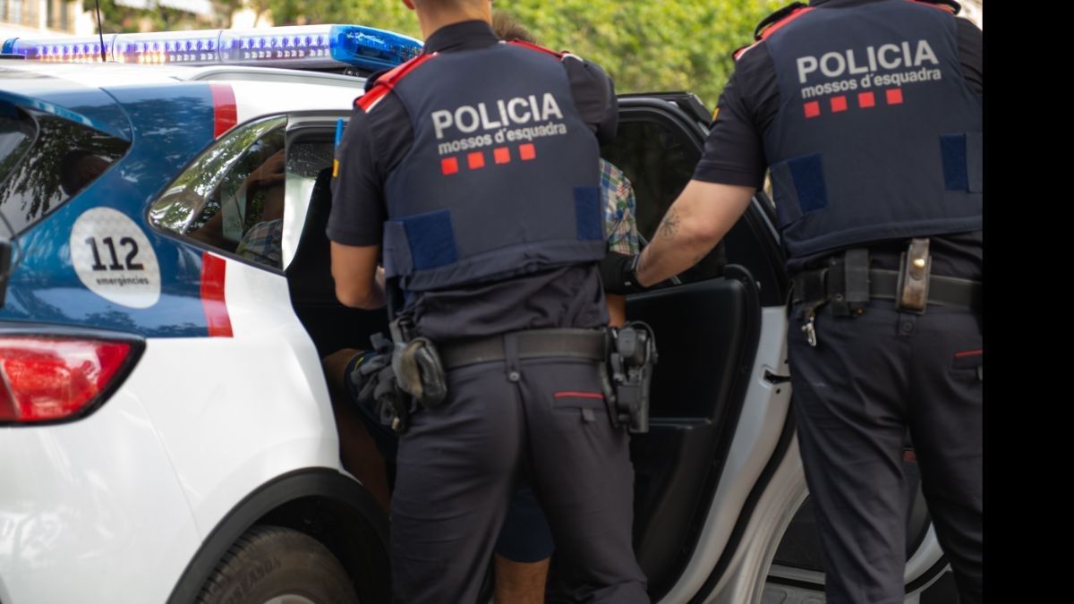 Els mossos van detenir tres homes per desordres públic i tinença d'armes.