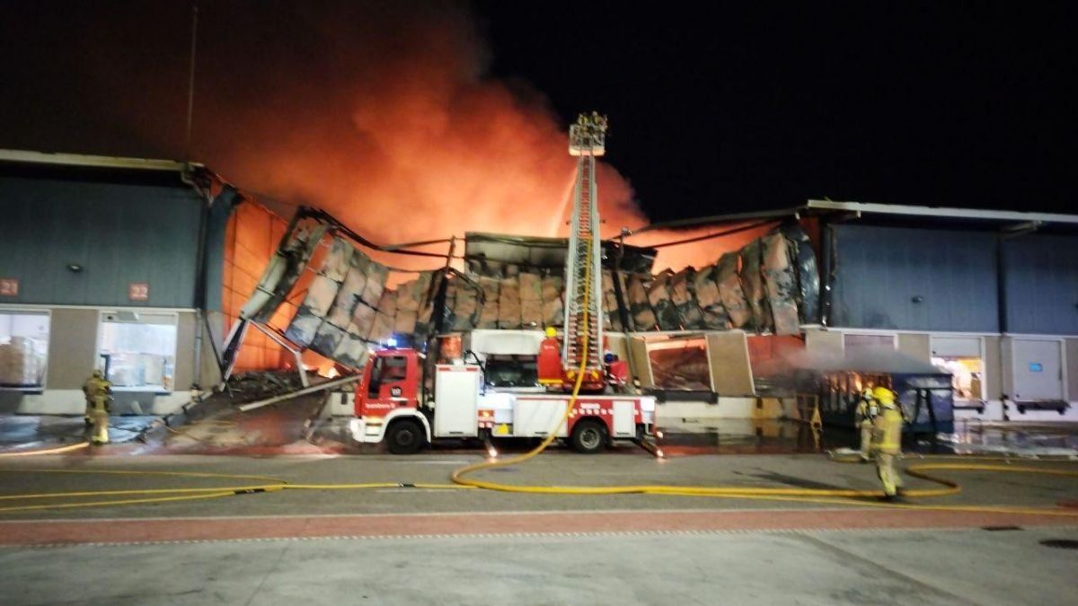 Imatge d'una de les naus afectades per l'incendi a Reus.