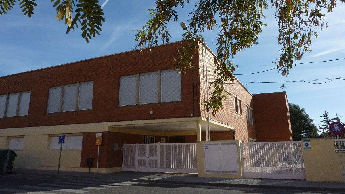 Imatge de la façana de l'Escola Montsant de Reus.