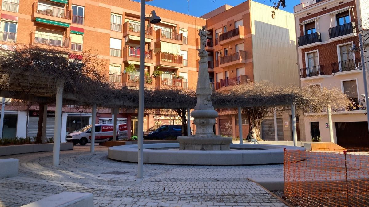 La primera fase de les obres ha completat la reurbanització de la plaça del Víctor de Reus