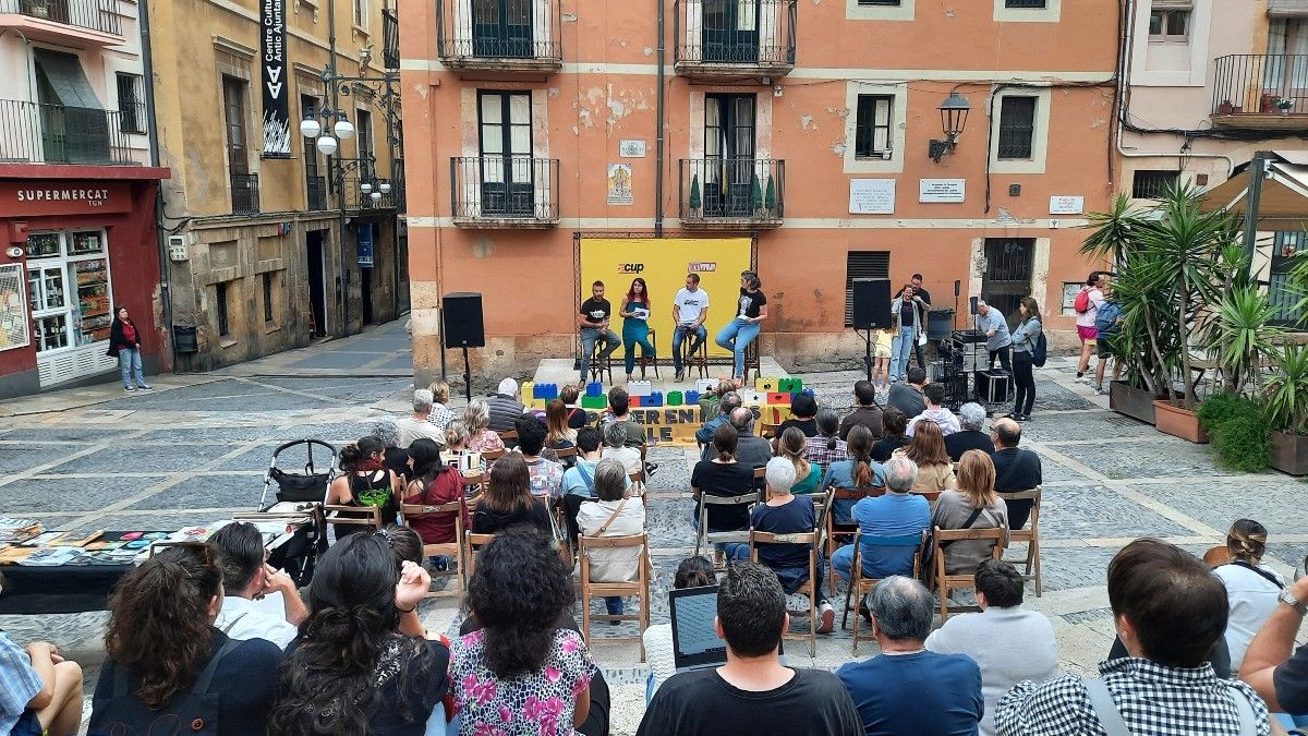 La presentació dels eixos bàsics del programa de la CUP de Tarragona s'ha fet a la plaça de les Cols.