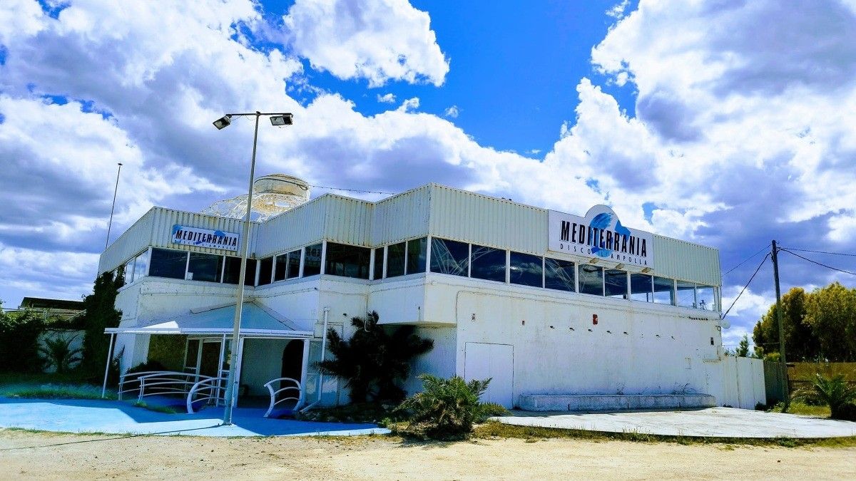 La discoteca Mediterrània està ubicada a la platja de l'Arena de l'Ampolla.