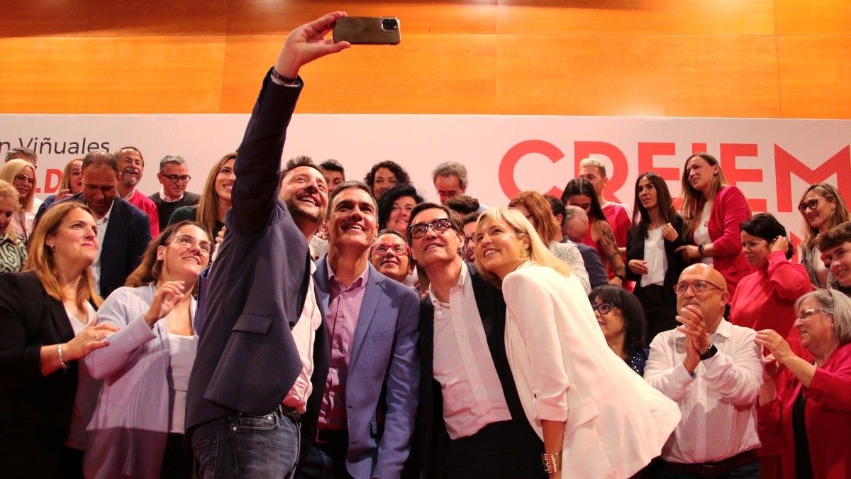 L'acte del PSC de Tarragona s'ha tancat amb un selfie de Sánchez i Illa amb la llista de Viñuales.
