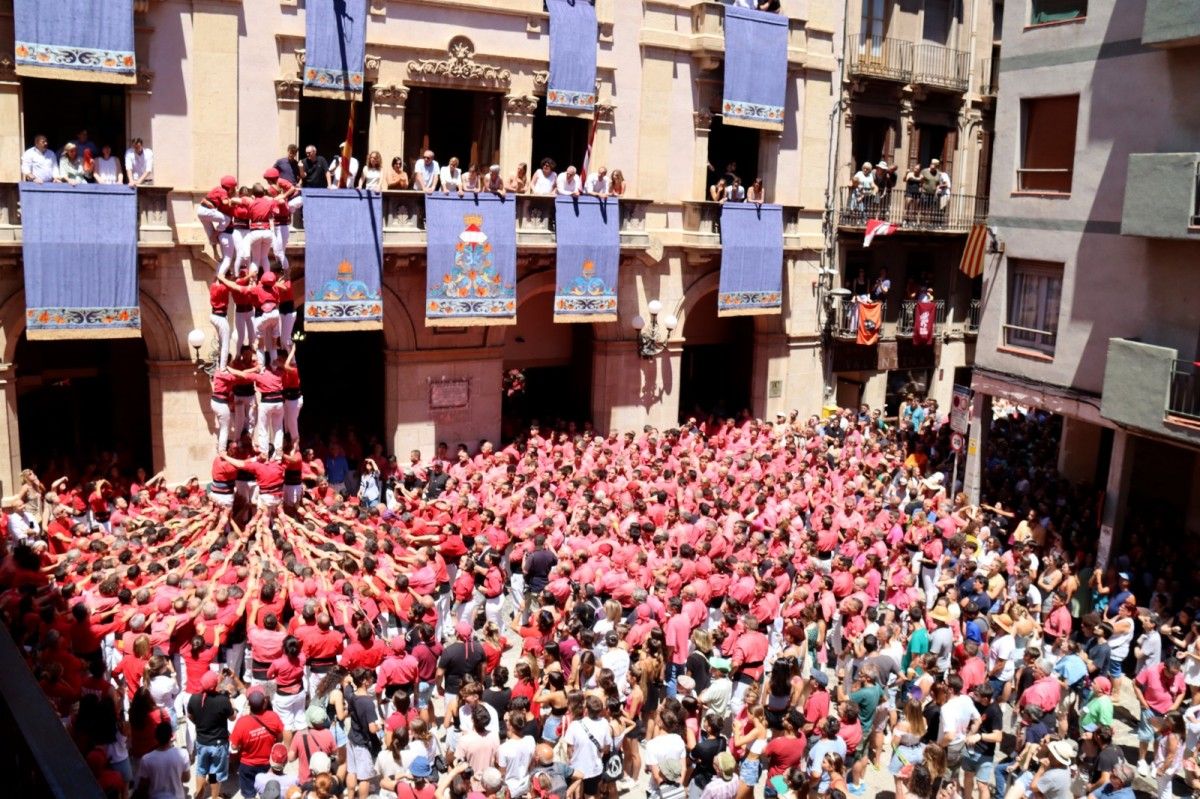 Imatge de la plaça del Blat de Valls, durant l'actuació castellera de la diada de Sant Joan de 2023