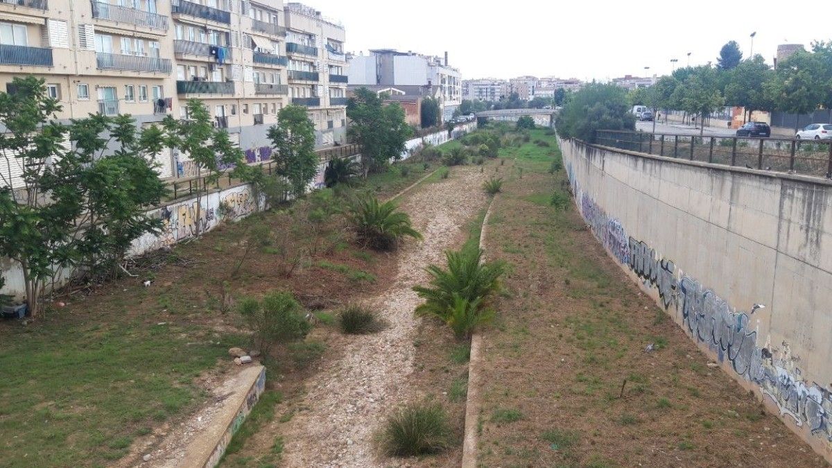 Imatge de la riera de la Bisbal al pas pel Vendrell.