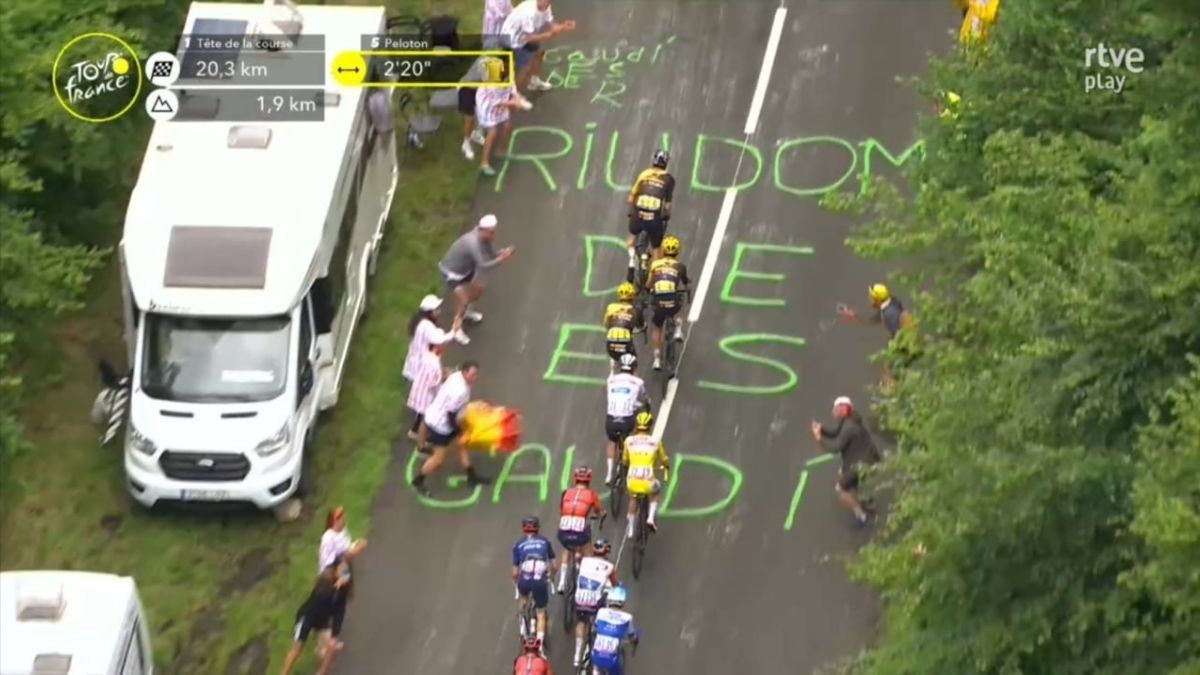 Imatge del moment de la pintada sobre Gaudí al Tour de França.