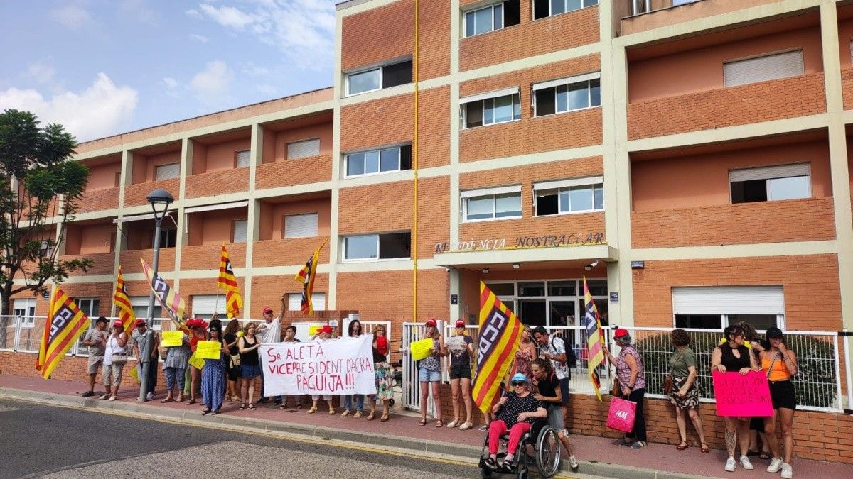 Els treballadors i treballadores s'han manifestat aquest dijous davant la Residència Nostrallar.