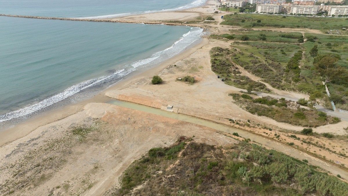 Imatge del canal de drenatge de la ZAL del Port de Tarragona.