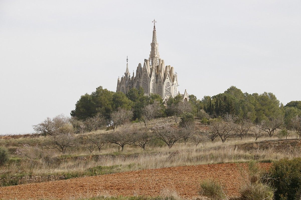 Santuari de la Mare de Déu de Montserrat de Montferri, obra de Jujol, deixeble de Gaudí, coneguda com la petita Sagrada Família de Tarragona, construïda dalt d'un turonet entre vinyes.