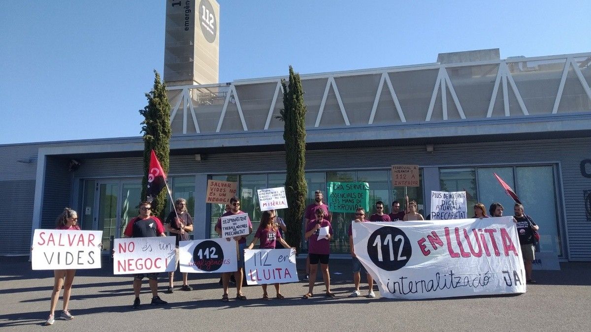 La vaga indefinida s'ha iniciat aquest divendres amb una concentració davant el 112 de Reus.