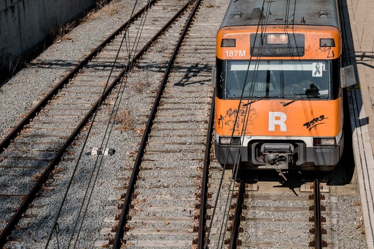 L'avaria en un dels vagons d'un tren de la línia R15 de Rodalies ha provocat el tall de la circulació.