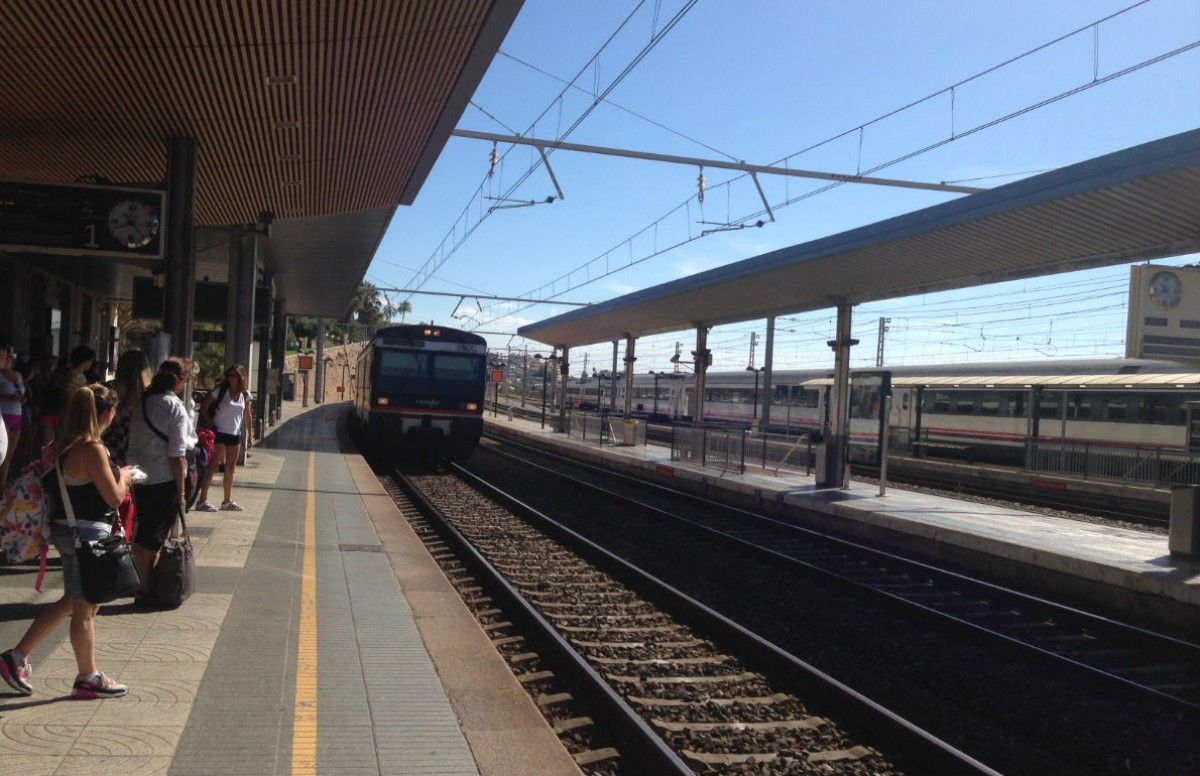 Imatge d'un tren arribant a l'estació de Tarragona.