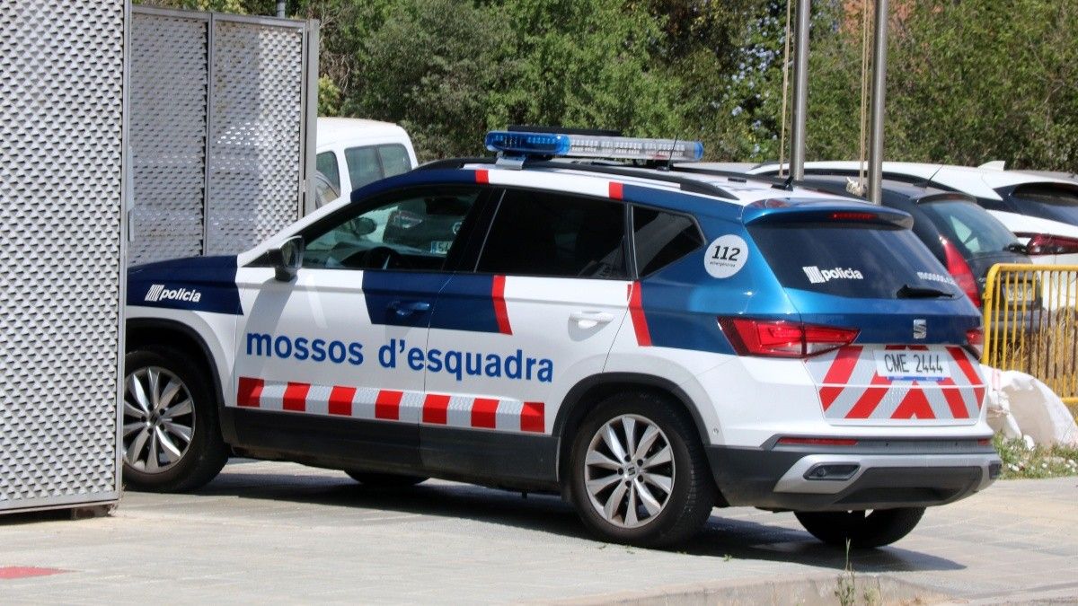 Imatge d'arxiu d'un vehicle dels Mossos d'Esquadra entrant a la comissaria del Vendrell