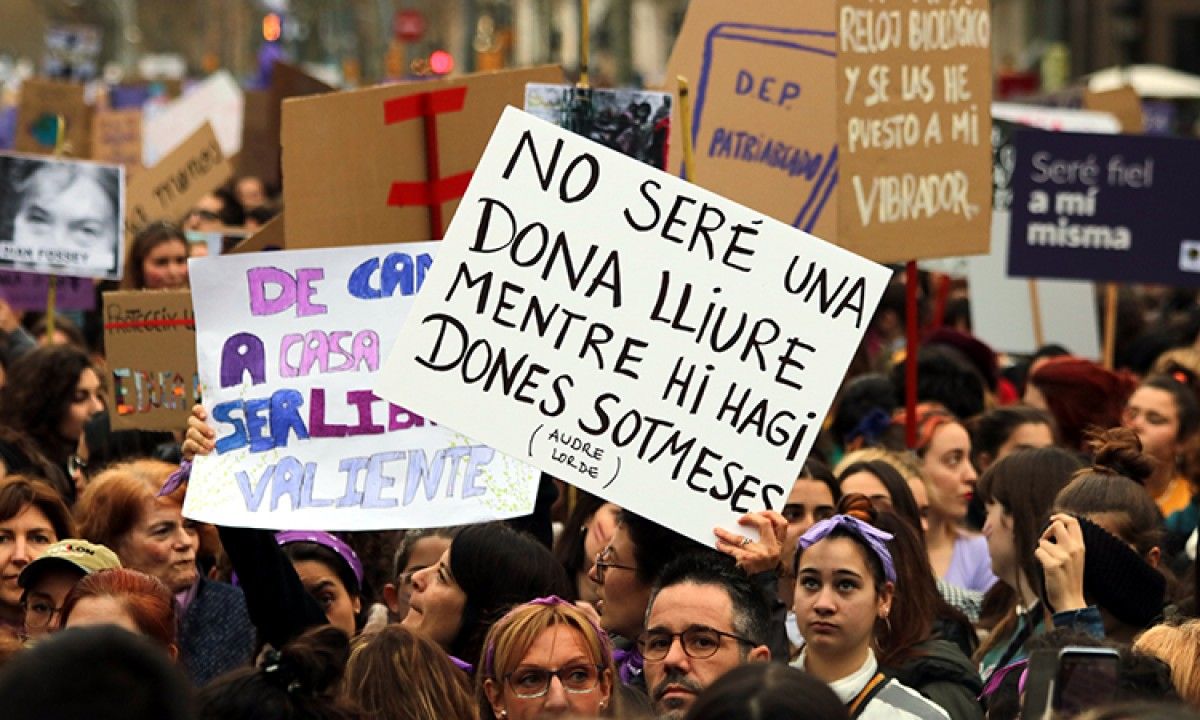 El cartell d'una manifestant per un feminisme interseccional