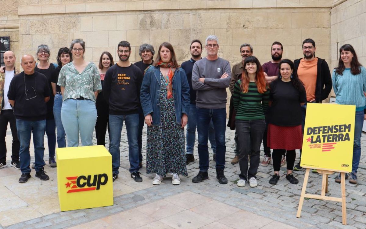 Tots els integrants de la llista de la CUP de Tarragona s'han reunit al Fossar Vell de Reus. 