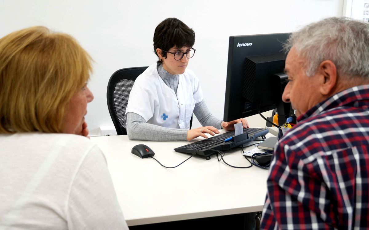 Dos pacients a la consulta de neurologia i Parkinson de la doctora Monterde a l'Hospital Joan XXIII de Tarragona.