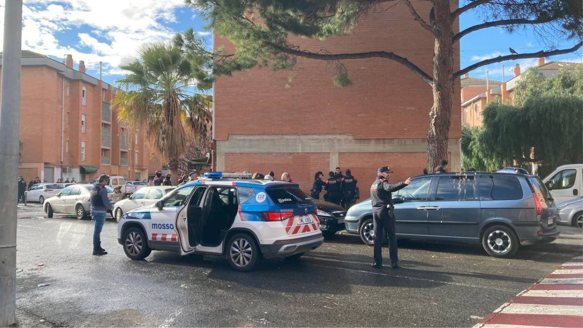 Els Mossos d'Esquadra han perimetrat la zona per investigar el tiroteig a Reus.