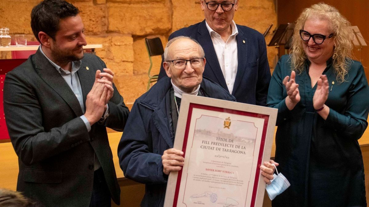 Mossèn Fort, visiblement emocionant durant l'entrega de la distinció.