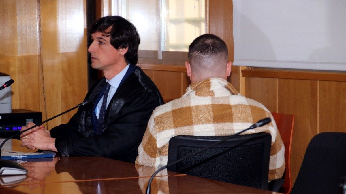 Imatge de l'acusat i el seu advocat durant la vista celebrada a l'Audiència de Tarragona.