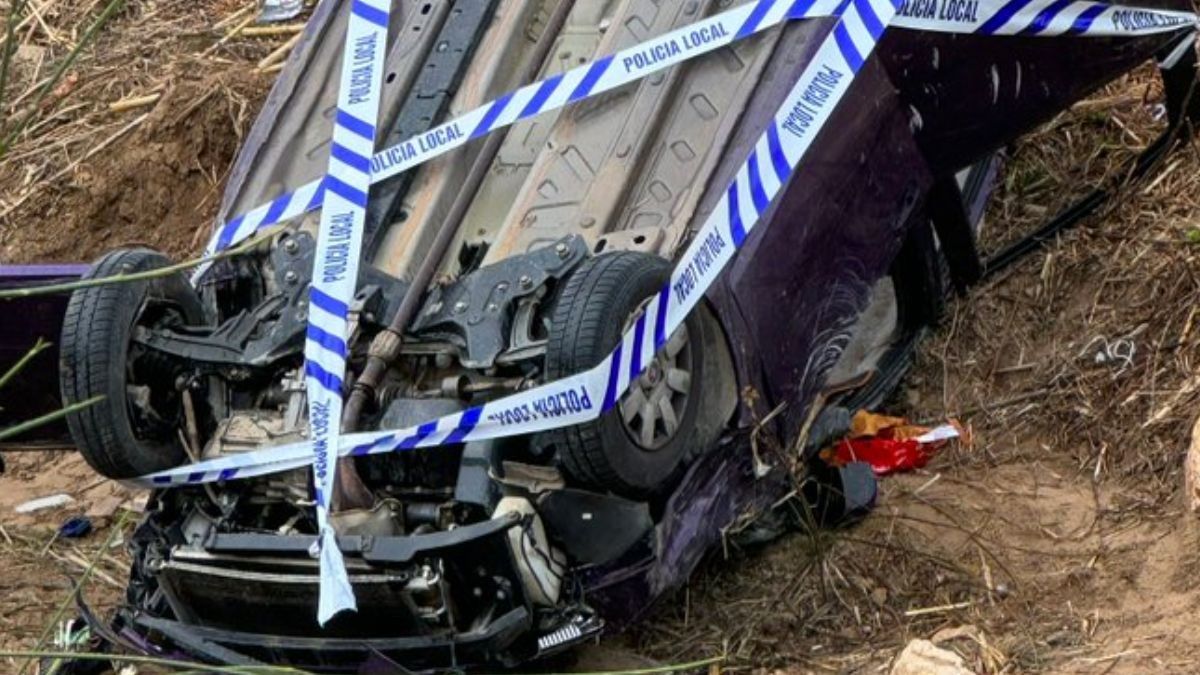 Imatge del vehicle que va acabar caient al barranc.