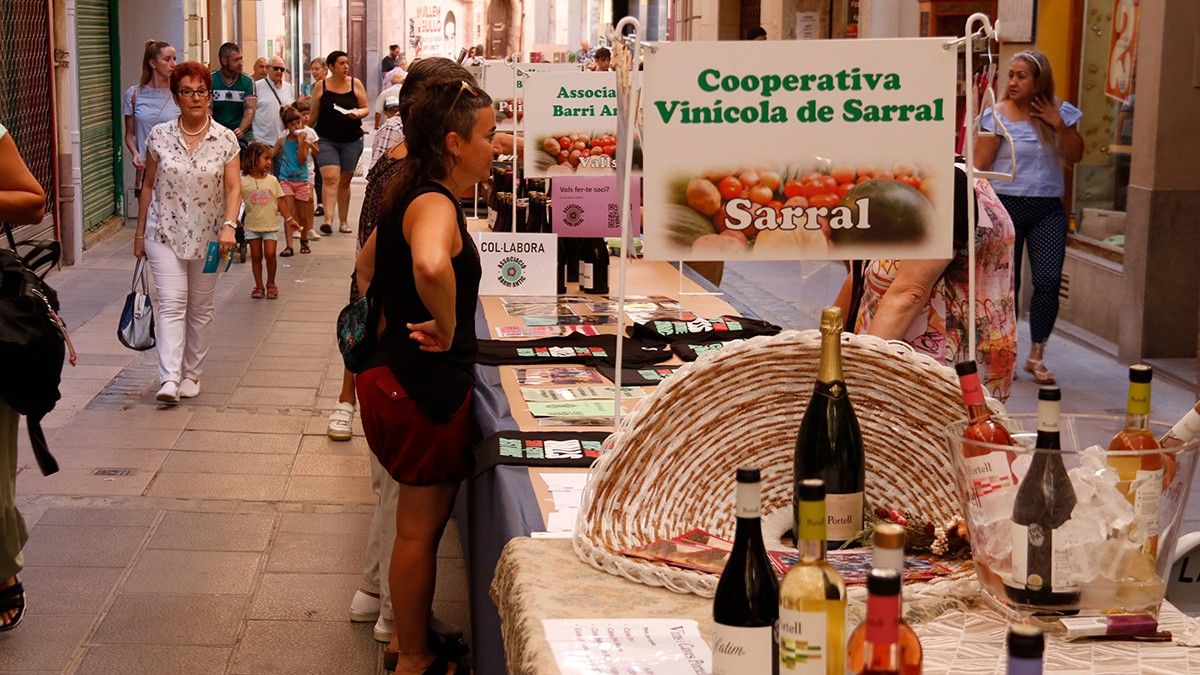 El carrer de la Cort amb diversos productors del Camp de Tarragona que exposen els seus productes agroalimentaris.