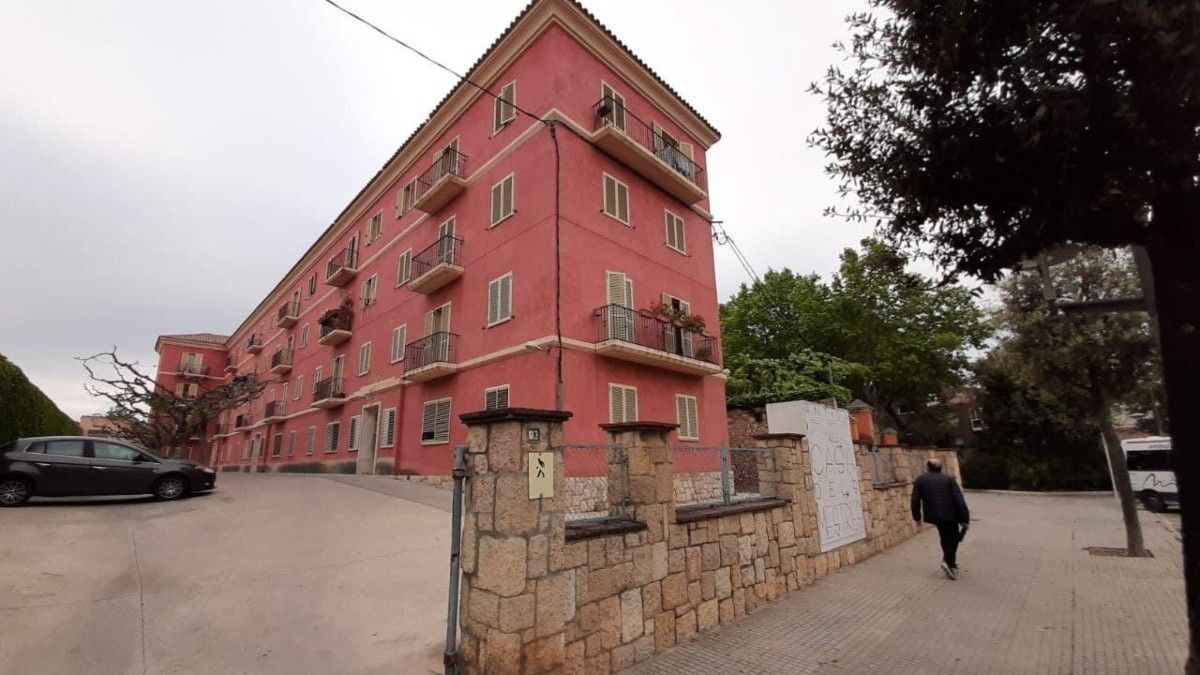 La Casa dels Mestres de Reus està ubicada al passeig Mata, a tocar de l'estació de tren