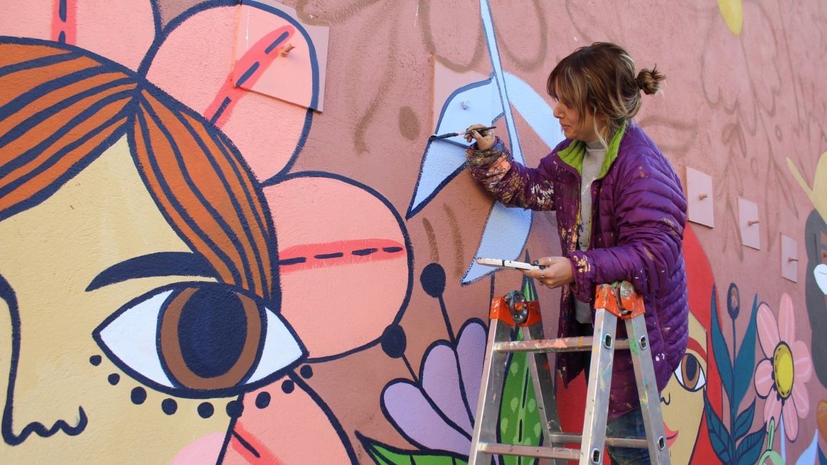 L'artista tarragonina Berta Artigal és l'encarregada de donar vida al mural de la plaça Mare Cèlia