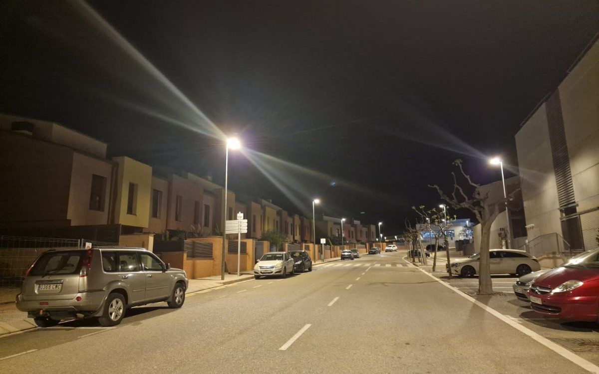 Un carrer d'Alcover amb les noves lluminàries