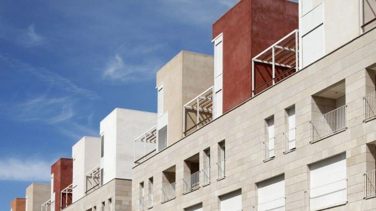 Detall de la part superior d'un bloc de pisos a la ciutat de Reus.