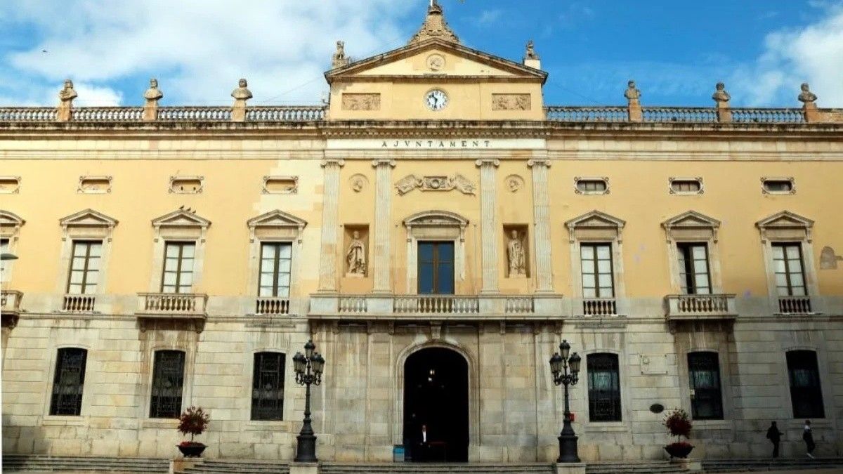 Pla general de la façana de l'Ajuntament de Tarragona.