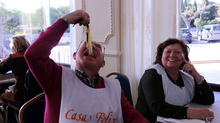 Un client menjant calçots en un restaurant de Valls.