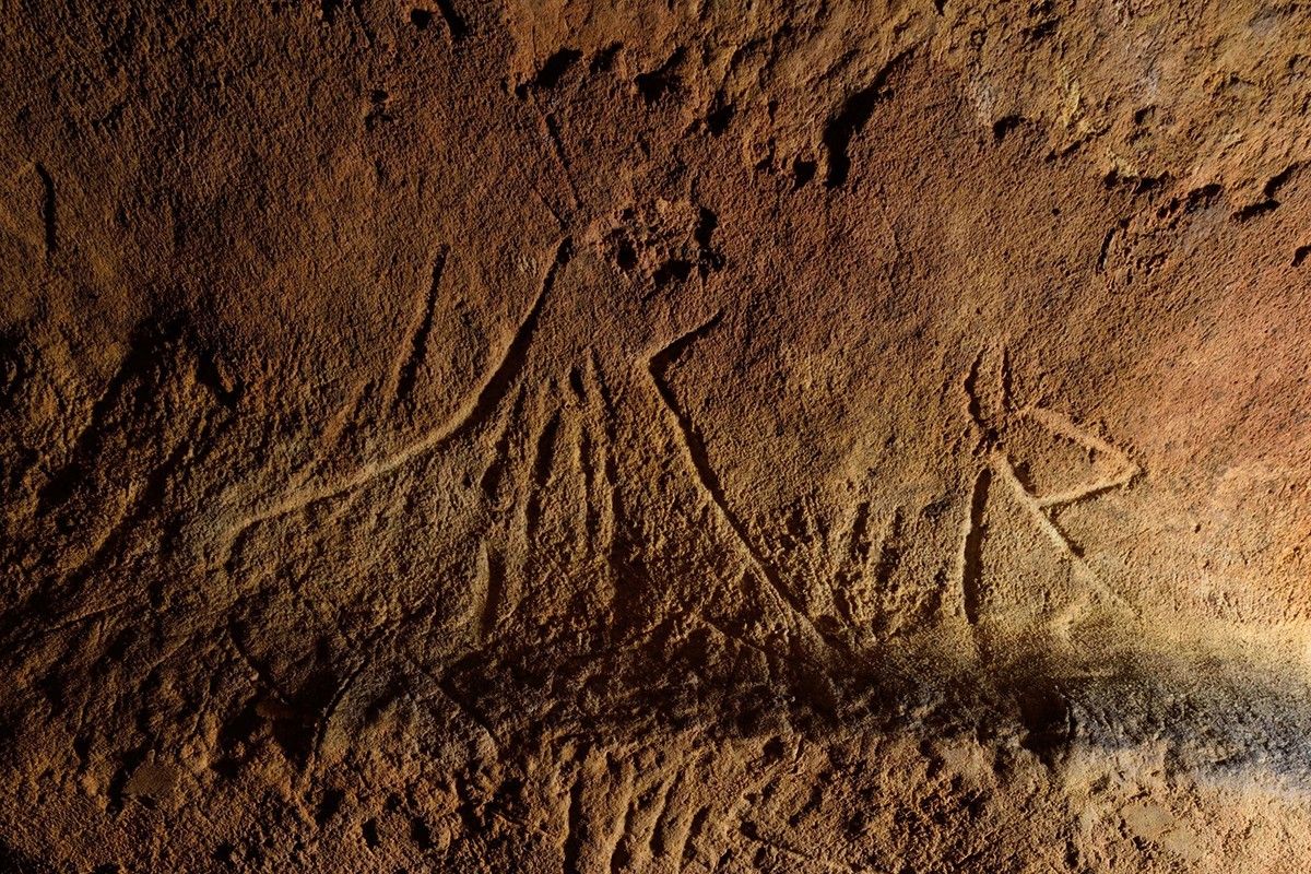 Parella de cèrvids d’estil geometritzant, entre els gravats rupestres localitzats a l'interior de la cova de la Font Major de l'Espluga de Francolí.