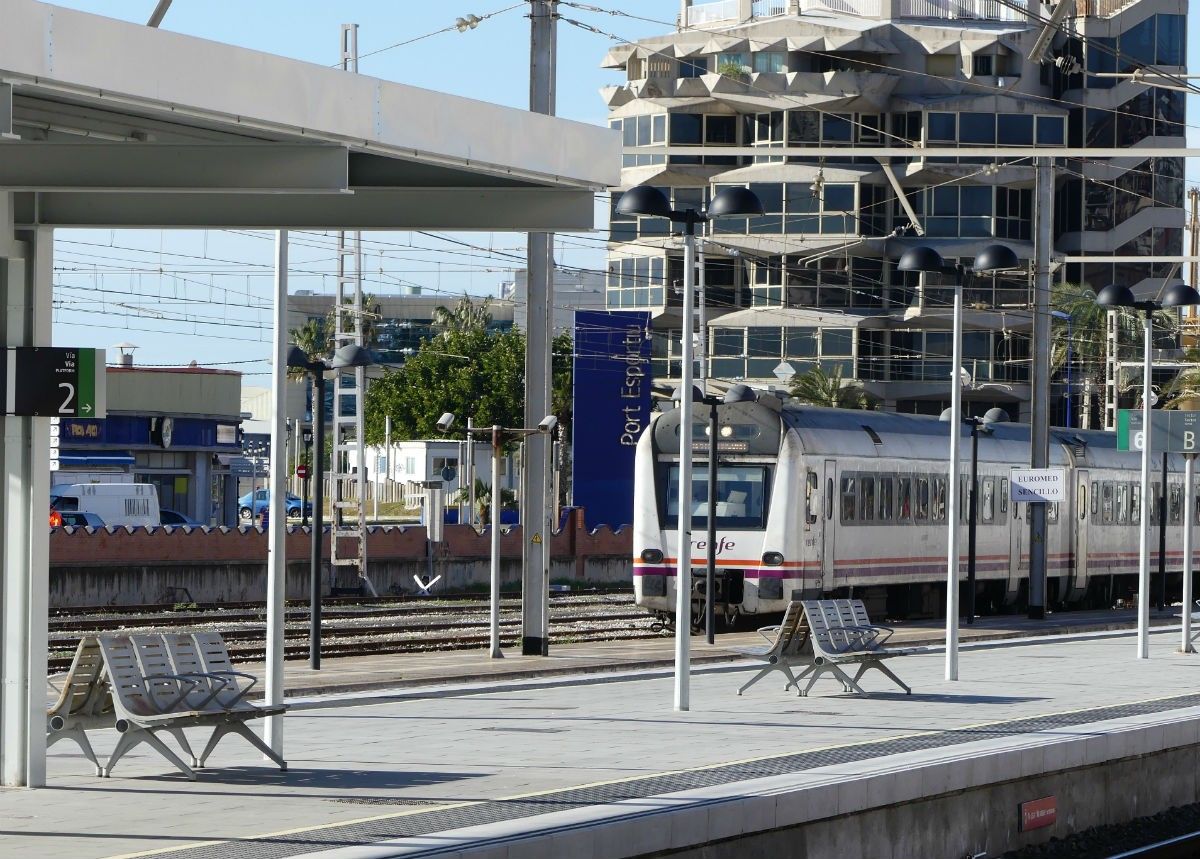 Imatge d'un tren arribant a l'estació de Tarragona.