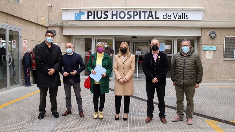 L'alcaldessa de Valls, Dolors Farré; i la consellera de Salut, Alba Vergés; al centre de la imatge; en l'arribada al Pius Hospital de Valls.