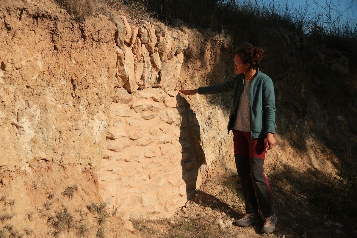 L'arqueòloga Georgina Prats mostrant la primera sitja descoberta per sorpresa l'any 2019, a Nulles.