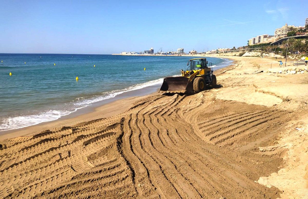 Els treballs d'aportació de sorra a Tarragona comencen a la platja del Miracle.
