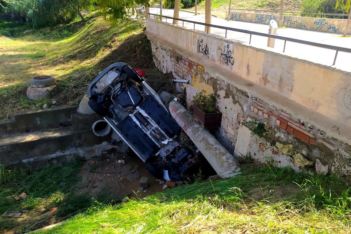 Un cotxe encastat en una riera, a la urbanització de Cala Romana, a Tarragona.