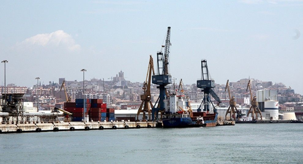 Perspectiva de les instal·lacions del Port de Tarragona, amb la ciutat al fons.