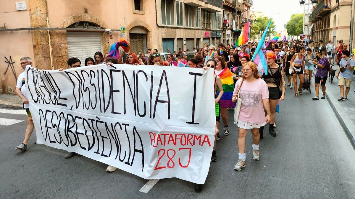 La capçalera de la manifestació de l'Orgull LGBTI, a Tarragona.