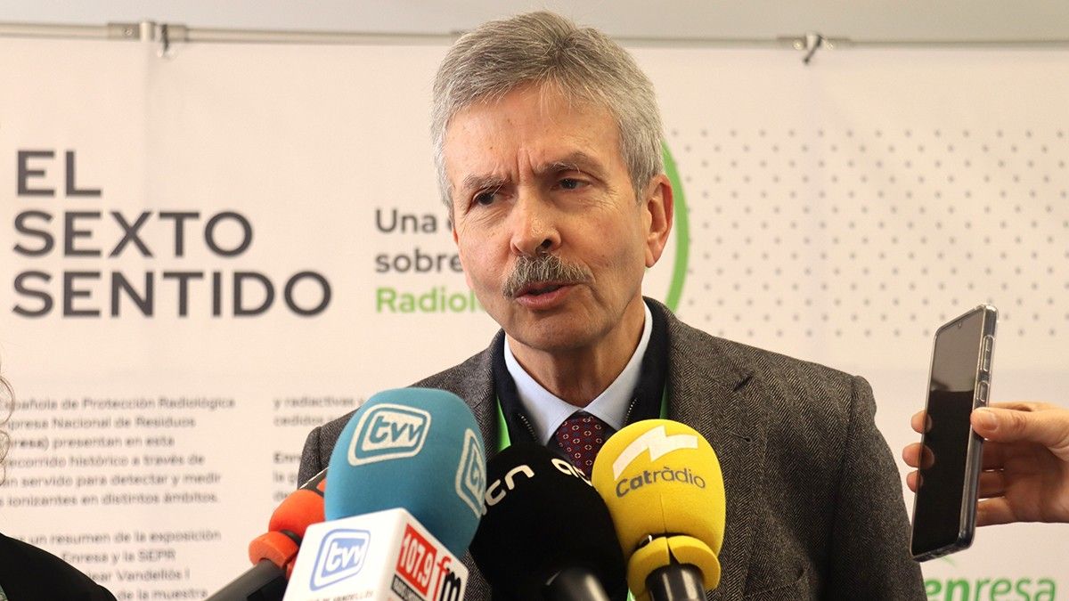 El president d’Enresa, José Luis Navarro, atenent a la premsa abans de la inauguració d'una exposició a la central nuclear Vandellòs I.