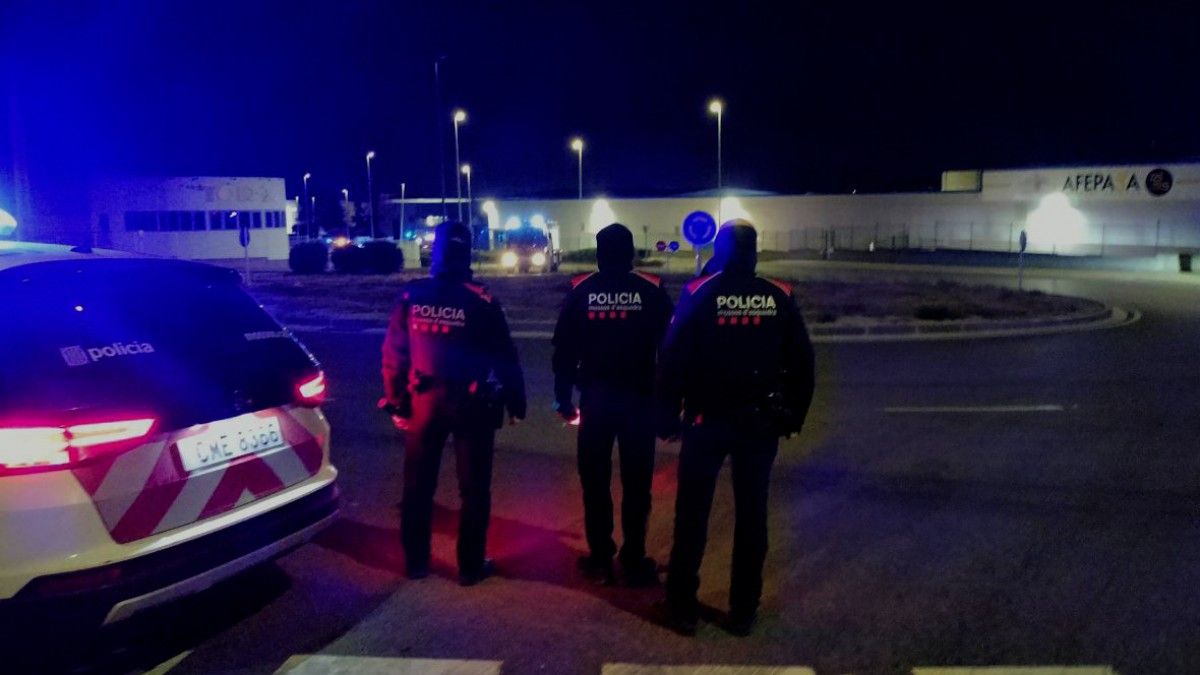 Mossos d'Esquadra, vigilant l'accés al polígon industrial de Constantí.