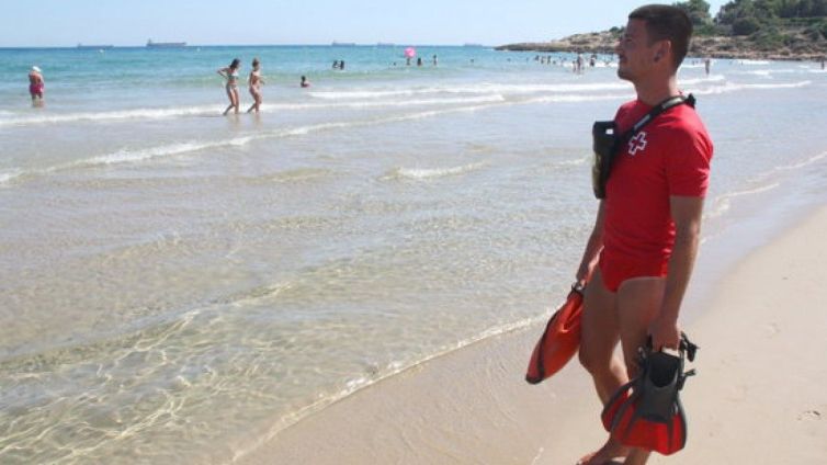 Un socorrista de la Creu Roja, vigilant la platja de l'Arrabassada de Tarragona