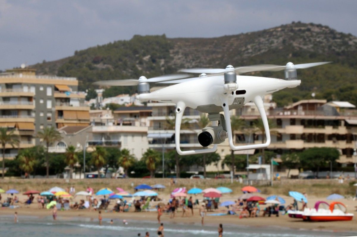 El dron que vigila les platges