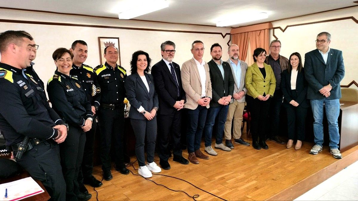 Alcaldes, regidors i membres dels cossos policials municipals, aquest dimarts a la sala de plens de Constantí.