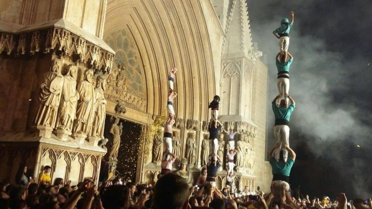 Les quatre colles de la ciutat han alçat els tradicionals pilars a l'entrada del braç de Santa Tecla a la Catedral.