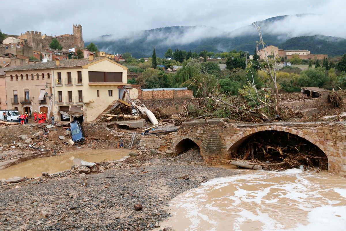 Efectius treballant per retirar un cotxe arrossegat per la riuada a Montblanc.