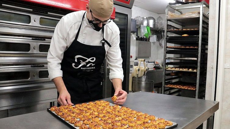 El pastisser José Luís Florenses, de Fa Pastisseria de Lleida, davant d'una safata de panellets de pinyons